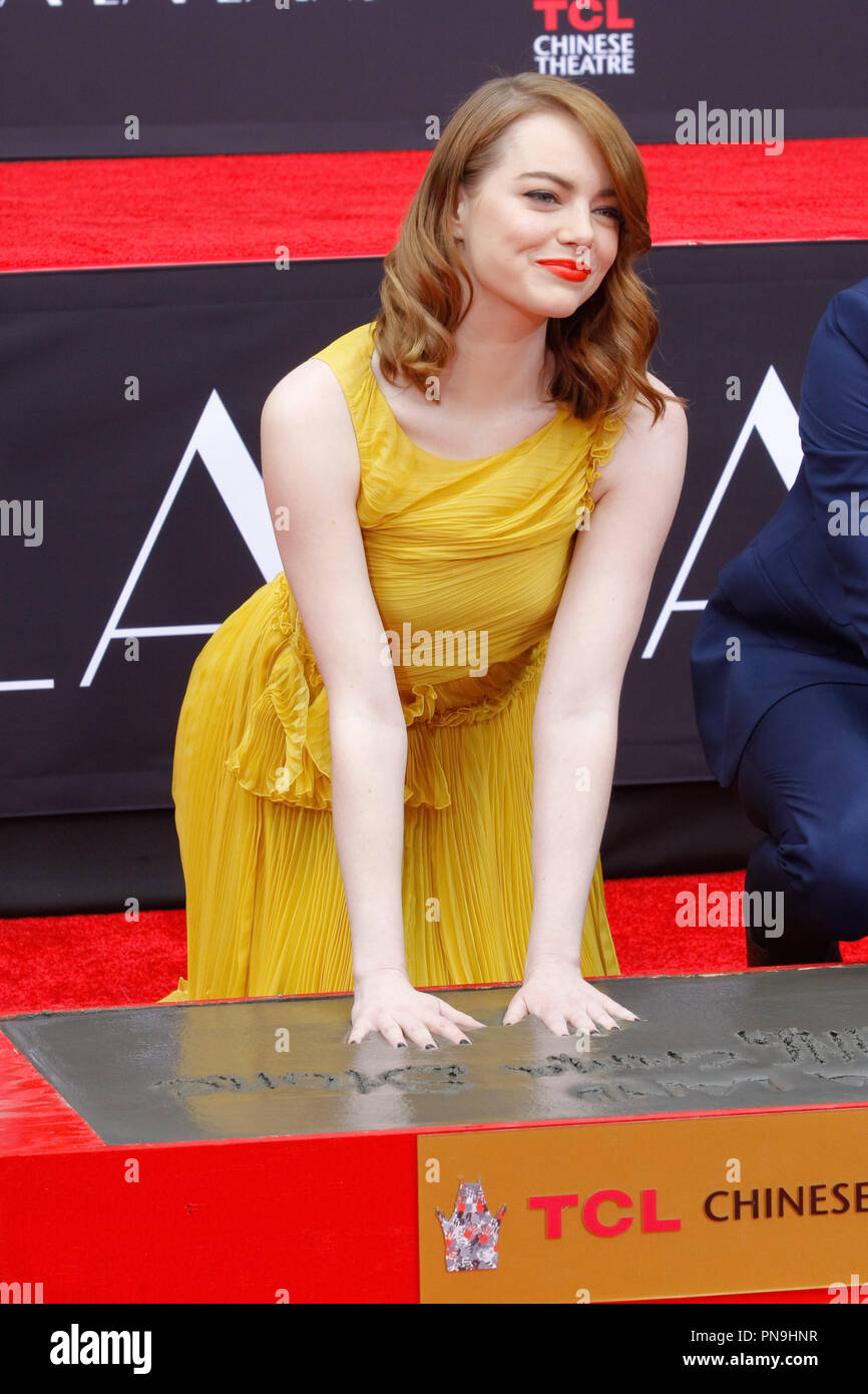 Emma Stone à la main et la cérémonie qui a eu lieu à l'Empreinte Théâtre chinois de Grauman à Hollywood, CA, le 7 décembre 2016. Photo par Joseph Martinez / PictureLux Banque D'Images
