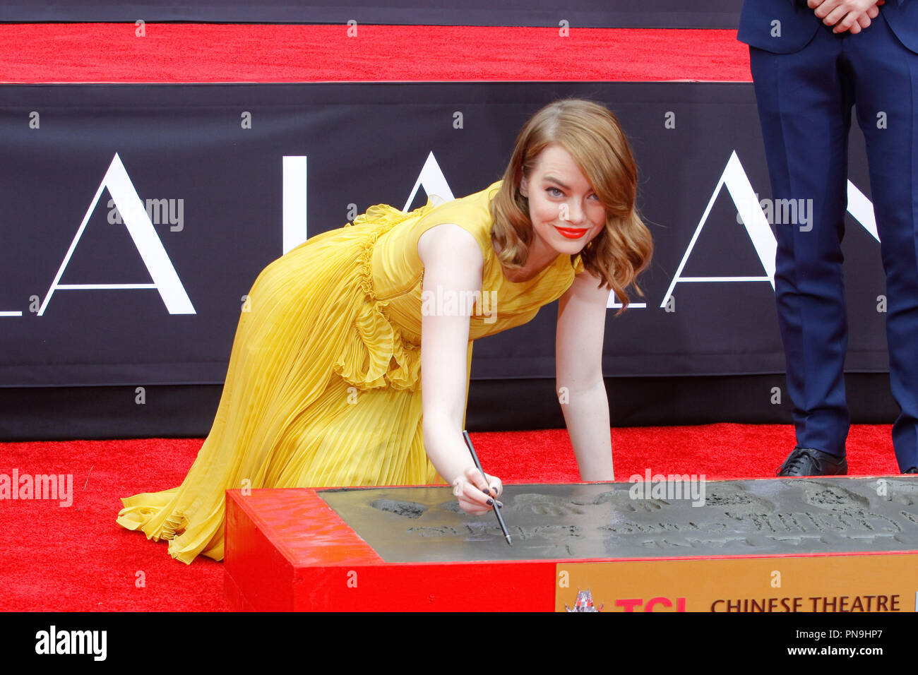 Emma Stone à la main et la cérémonie qui a eu lieu à l'Empreinte Théâtre chinois de Grauman à Hollywood, CA, le 7 décembre 2016. Photo par Joseph Martinez / PictureLux Banque D'Images