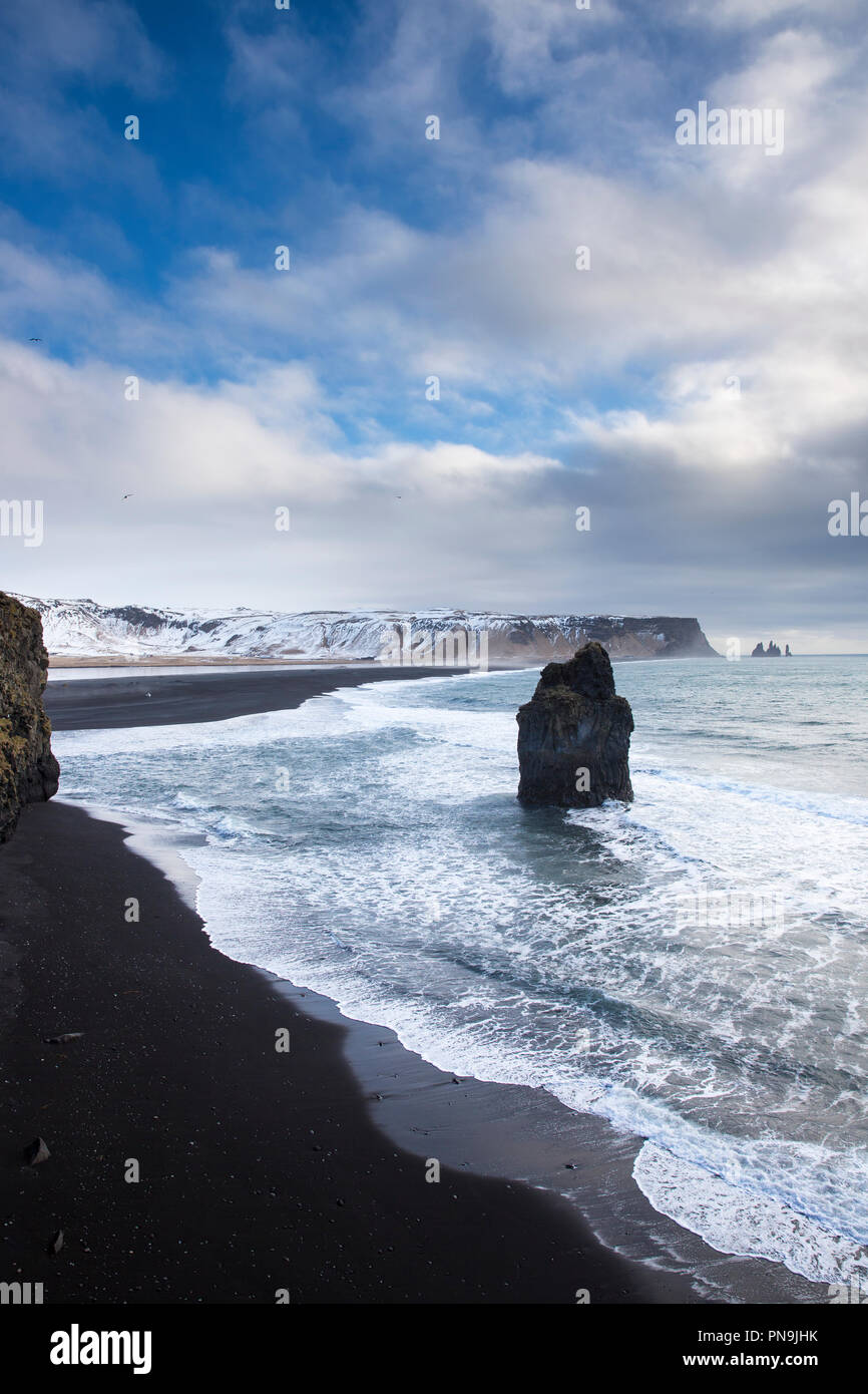 Basaltiques de Reynisdrangar troll (roches) et plage de sable volcanique noir près du village de Reynisfjara qui jouit V'k i Myrdal, Sud de l'Islande Banque D'Images