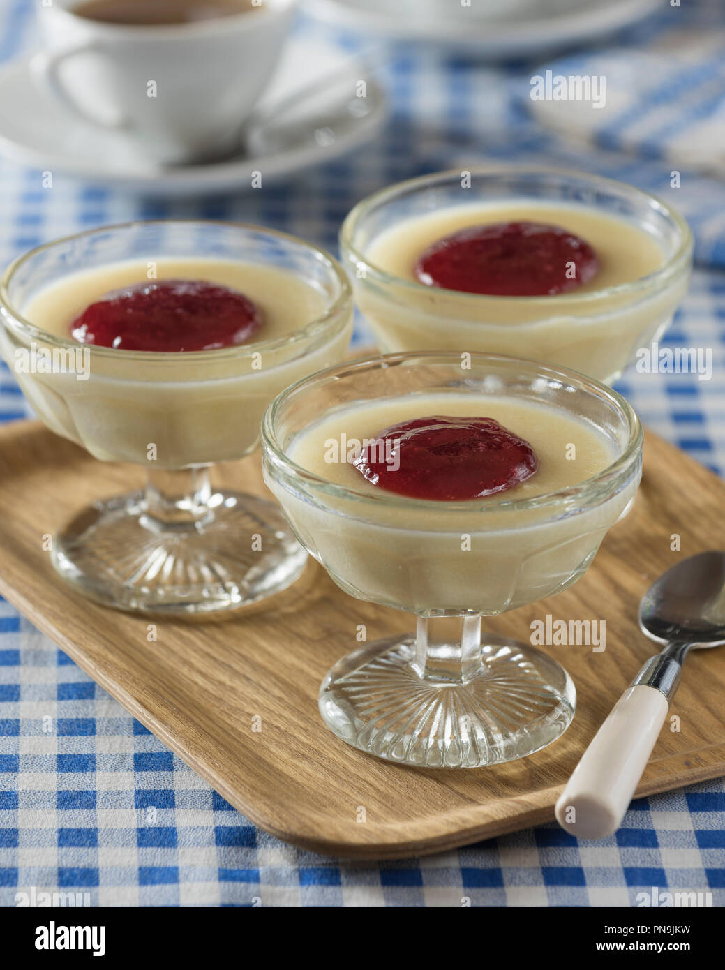 La semoule au lait avec de la confiture. Dessert traditionnel. Food UK Banque D'Images