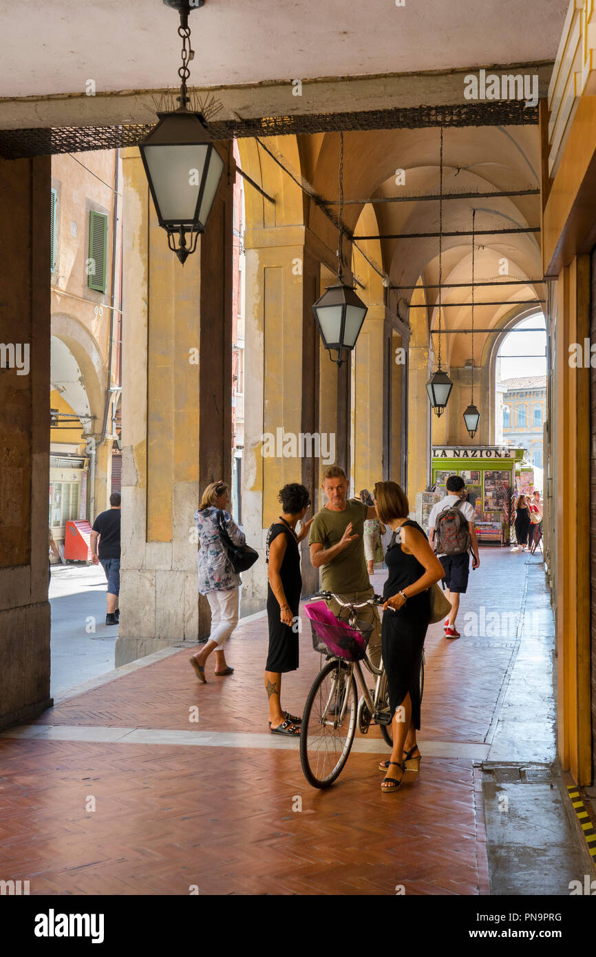 Collanades rue commerçante de Pise, Toscane, Italie Banque D'Images