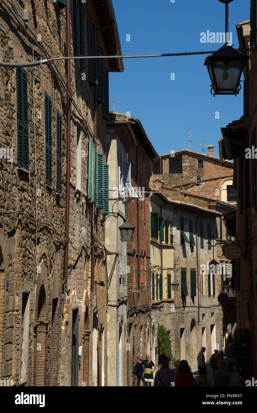 Rue étroite dans la ville de Montalcino, Toscane, Italie Banque D'Images