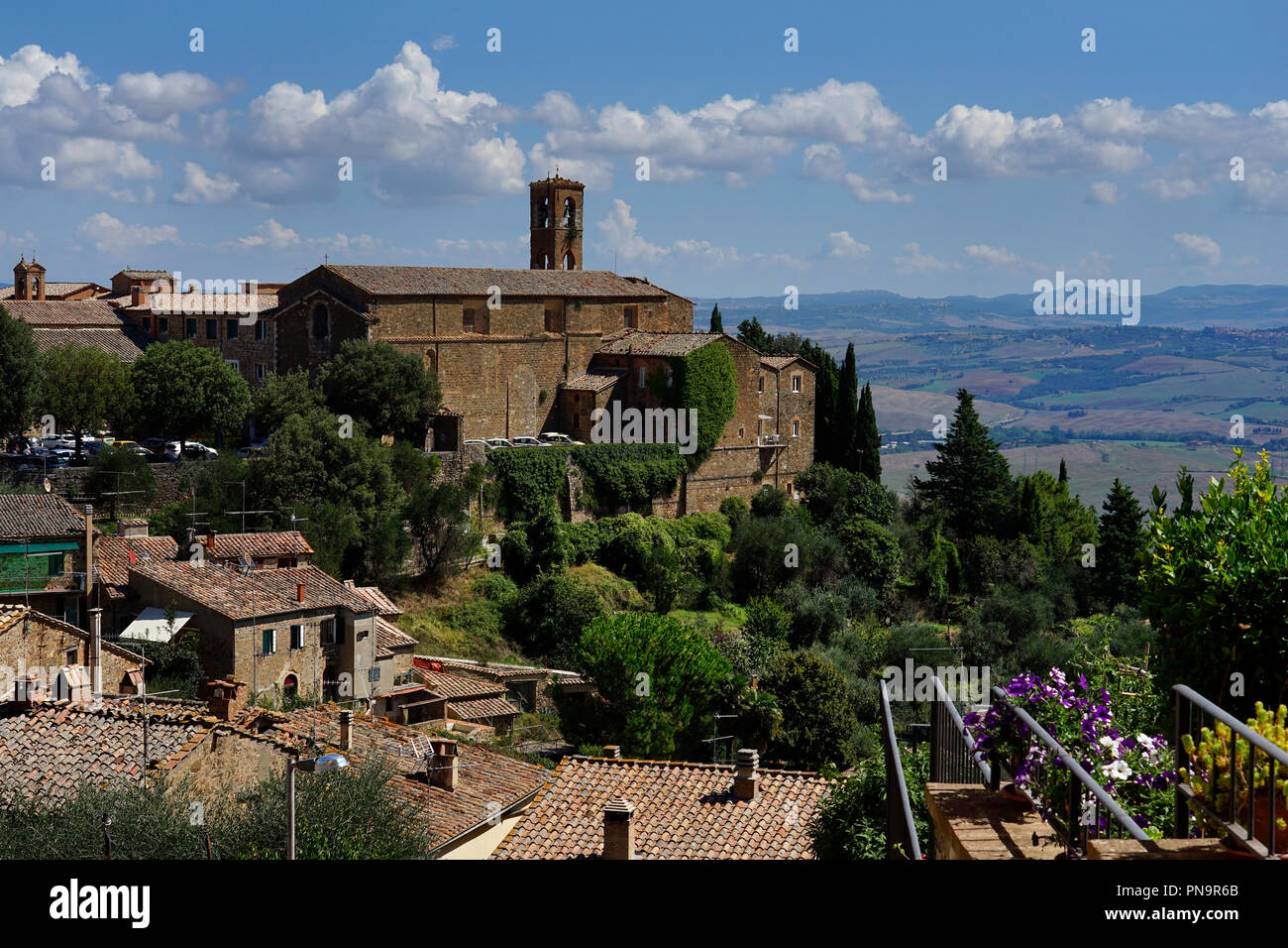 Vue sur la haute colline de la ville de Montalcino avec l'église San Francesco,Toscane,Italie Banque D'Images