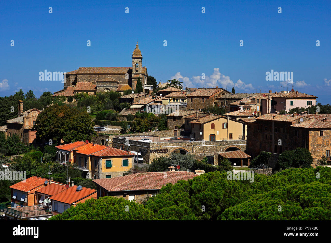 Vue sur la haute colline de la ville de Montalcino, Toscane, Italie Banque D'Images