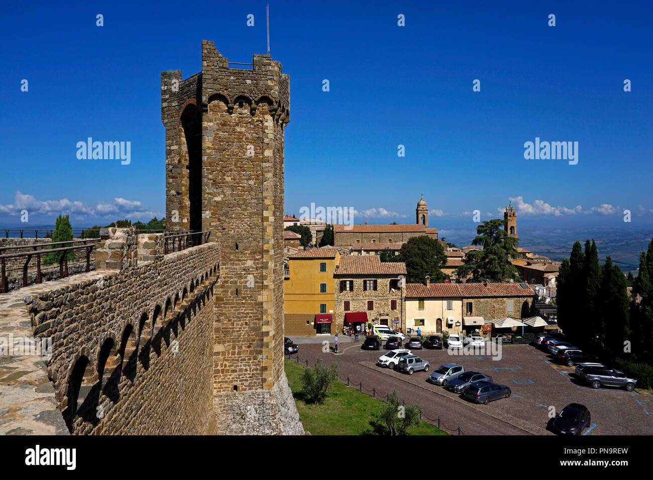 Forteresse et vue de ville de Montalcino, Toscane, Italie Banque D'Images