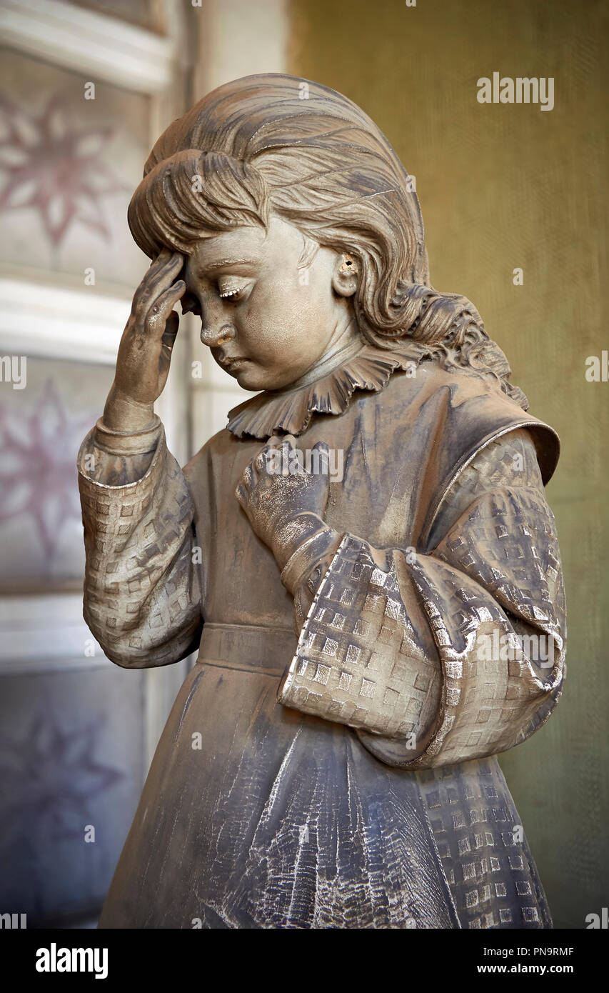 Photo et image de la jeune fille réaliste en deuil pierre funary sculpture monument commandé par Enrico Amerigo pour ses sœurs à côté de la mémoire. Banque D'Images