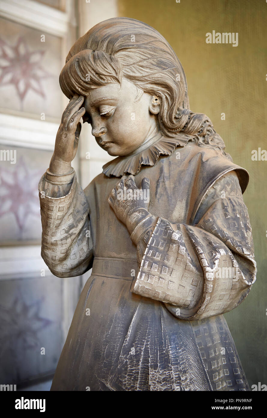Photo et image de la jeune fille réaliste en deuil pierre funary sculpture monument commandé par Enrico Amerigo pour ses sœurs à côté de la mémoire. Banque D'Images