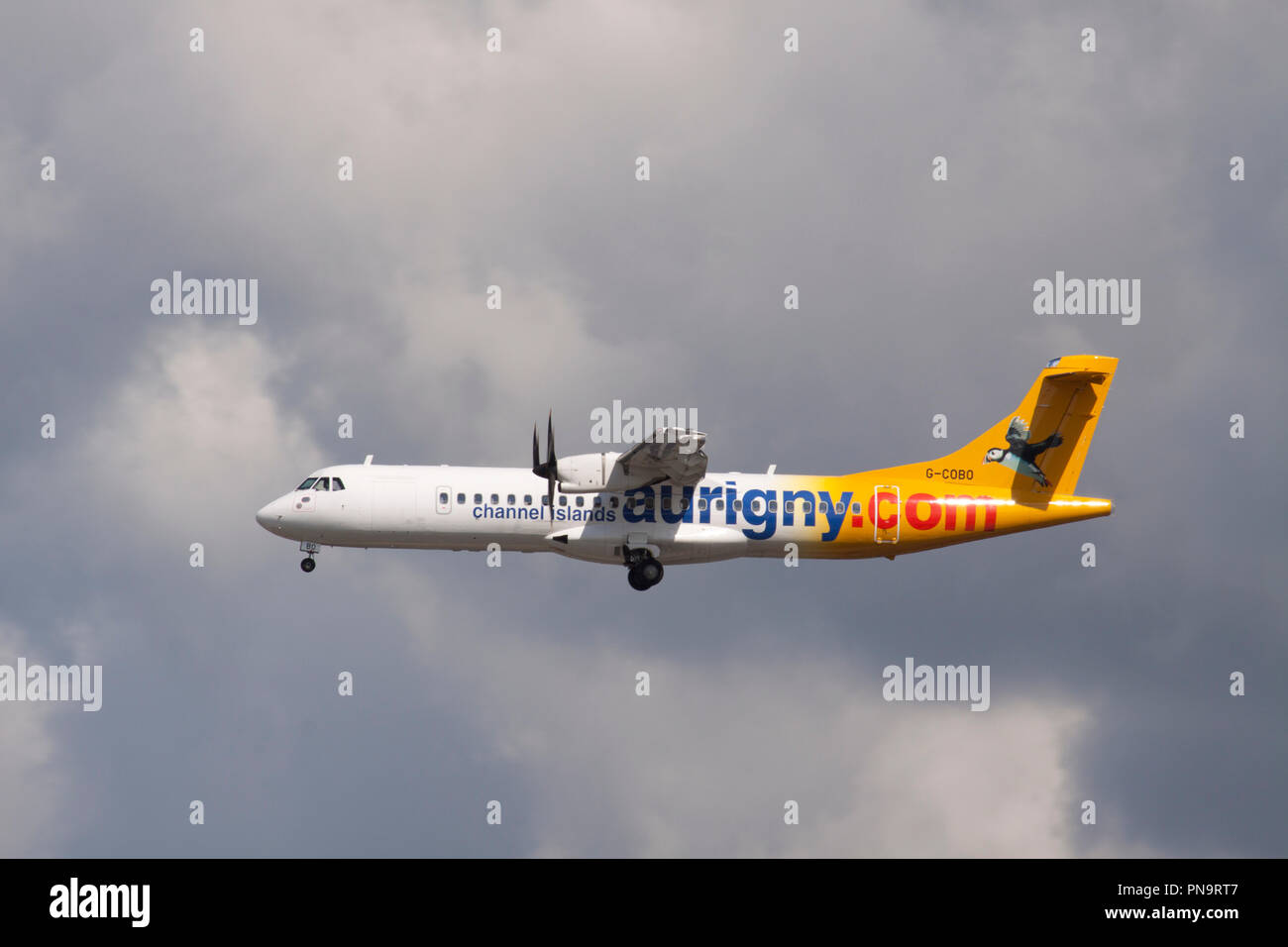 Aurigny Air Services ATR 72-212A(500) aéronef à turbopropulseur à l'atterrissage à l'aéroport de Gatwick. Banque D'Images