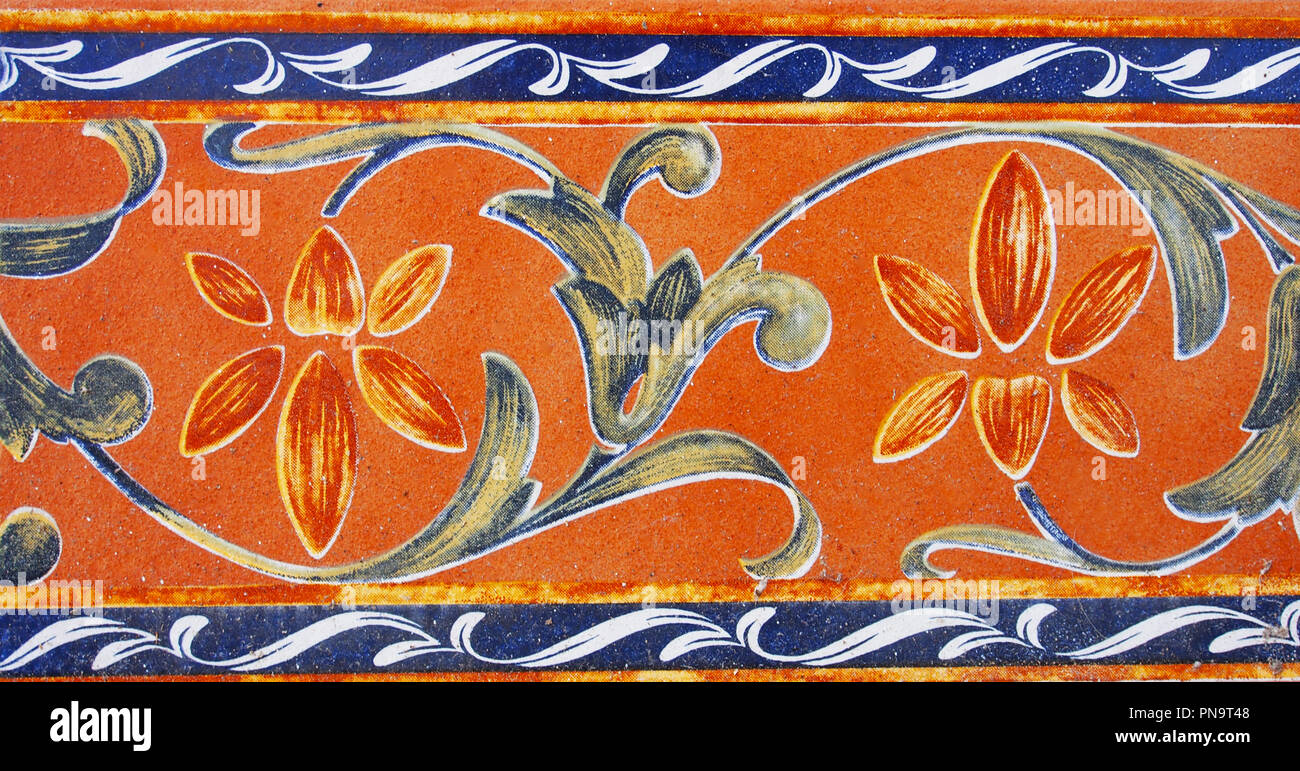 Détail de la traditionnelle tuiles de façade de maison ancienne. Carreaux décoratifs.Communauté Valencienne tuiles traditionnelles. Ornement Floral. Banque D'Images