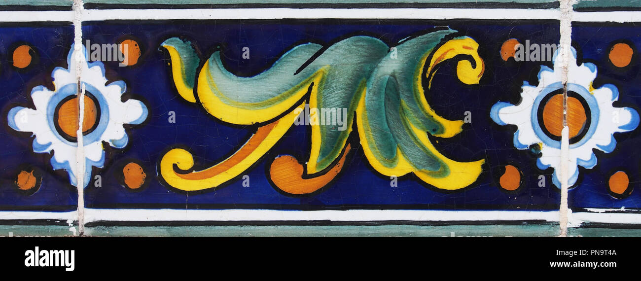 Détail de la traditionnelle tuiles de façade de maison ancienne. Carreaux décoratifs.Communauté Valencienne tuiles traditionnelles. Ornement Floral. Banque D'Images