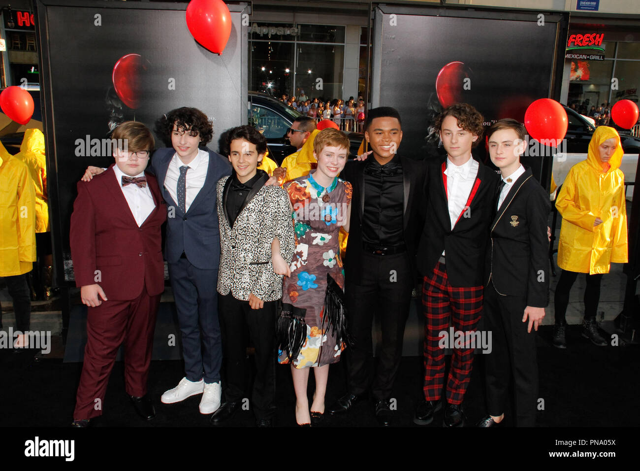 Jeremy Ray Taylor, Finn Wolfhard, Jack Dylan Grazer, Sophia Lillis lors de la première mondiale de New Line Cinema's "il" tenue à l'Théâtre chinois de Grauman à Hollywood, CA, le 5 septembre 2017. Photo par Joseph Martinez / PictureLux Banque D'Images