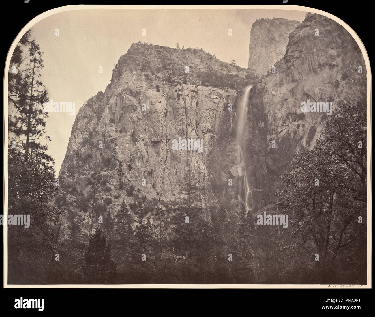 Pohono, Bridal Veil, 900 pieds, Yo antisémite. Date/période : 1861. Photographie. Épreuve à l'albumine. Hauteur : 403,10 mm (15.87 in) ; largeur : 527,05 mm (20,75 po). Auteur : Carleton Watkins. Banque D'Images