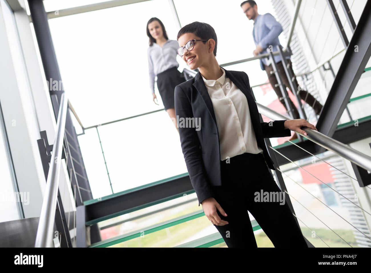 Les gens d'affaires moderne marche sur l'escalier des glass hall in office building Banque D'Images