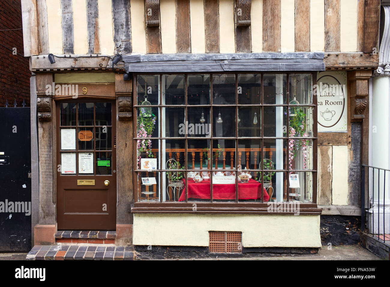Le petit salon de thé dans un vieux bâtiment à Market Drayton, Shropshire Banque D'Images