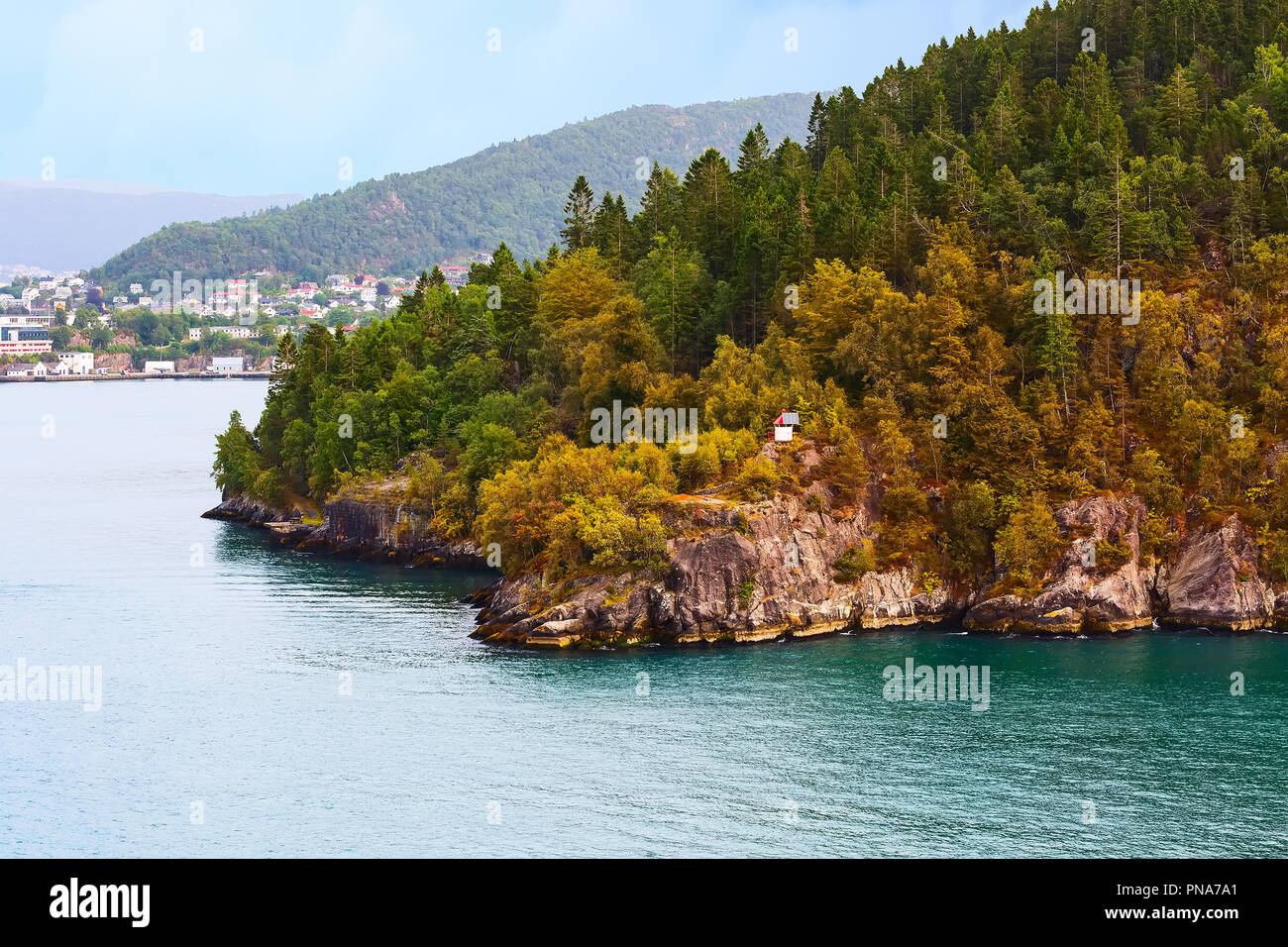 Paysage avec fjord norvégien turquoise de l'eau, les montagnes et le phare Banque D'Images