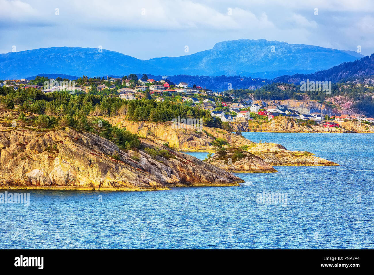 Paysage norvégien avec de l'eau turquoise, montagnes et fjord maisons colorées Banque D'Images