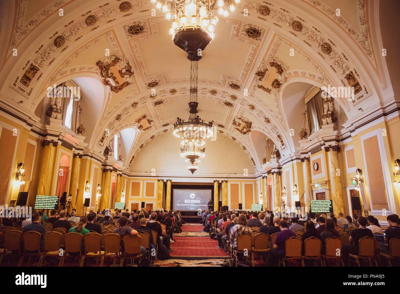 La principale salle d'assemblée de l'Hôtel de ville de Cardiff, Pays de Galles au cours d'une conférence. Banque D'Images