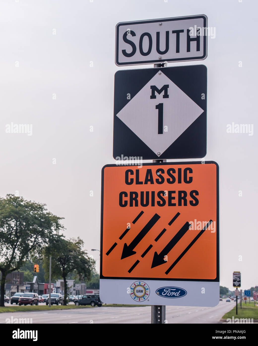 ROYAL OAK, MI/USA - 16 août 2018 : Un classique Cruisers / United Auto Workers (UAW) / Ford / M1 signe sur l'itinéraire de croisière de rêve Woodward. Banque D'Images