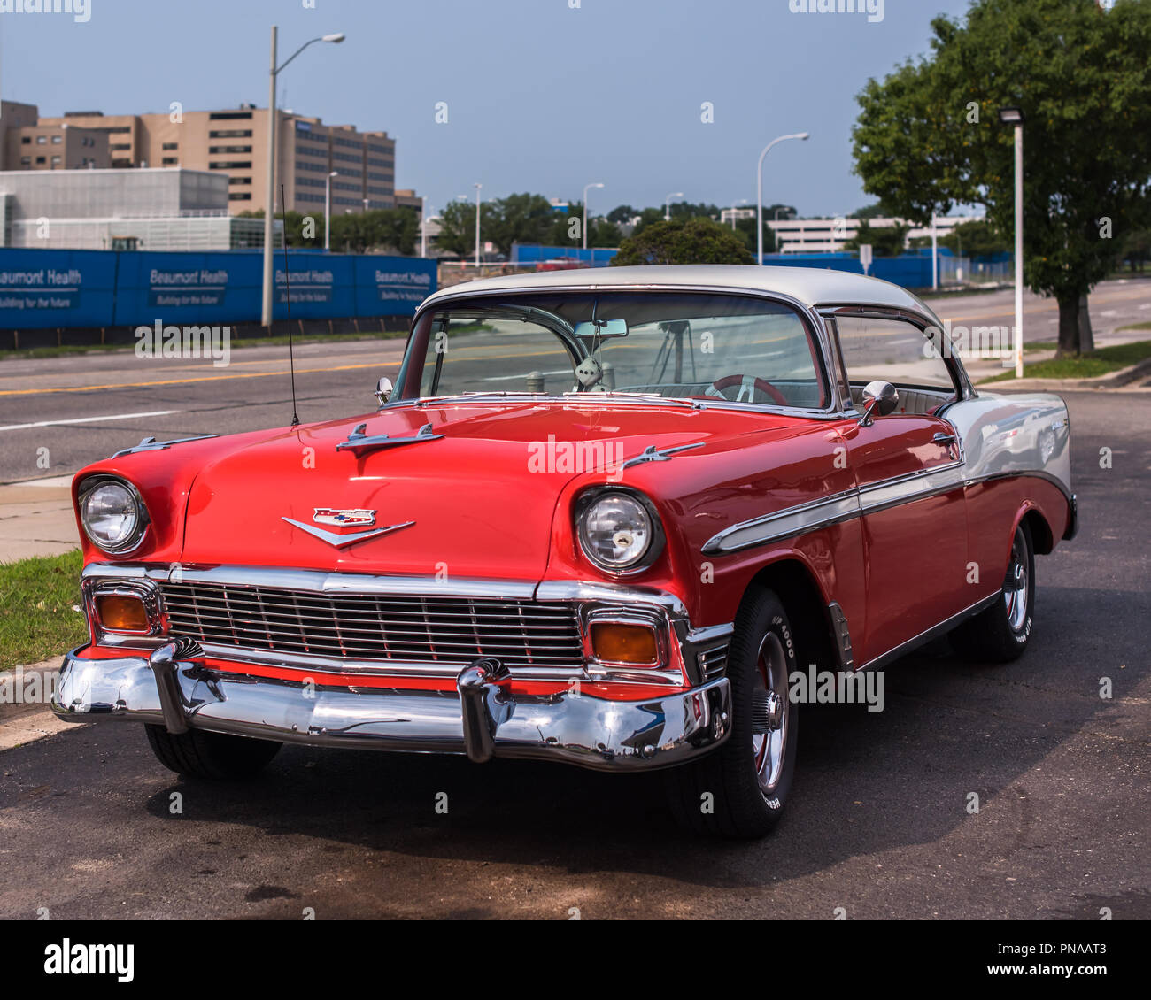 ROYAL OAK, MI/USA - 16 août 2018 : UN 1956 Chevrolet Bel Air dans un Mobil station essence à la Woodward Dream Cruise. Banque D'Images