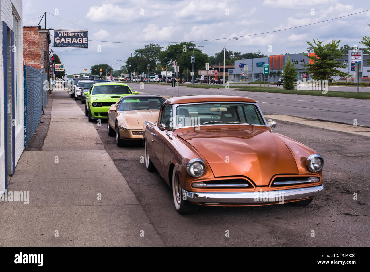 BERKLEY, MI/USA - 16 août 2018 : trois voitures classiques à Vinsetta Garage historique, à la croisière de rêve Woodward : 1953 Cadillac Fleetwood 75 Banque D'Images