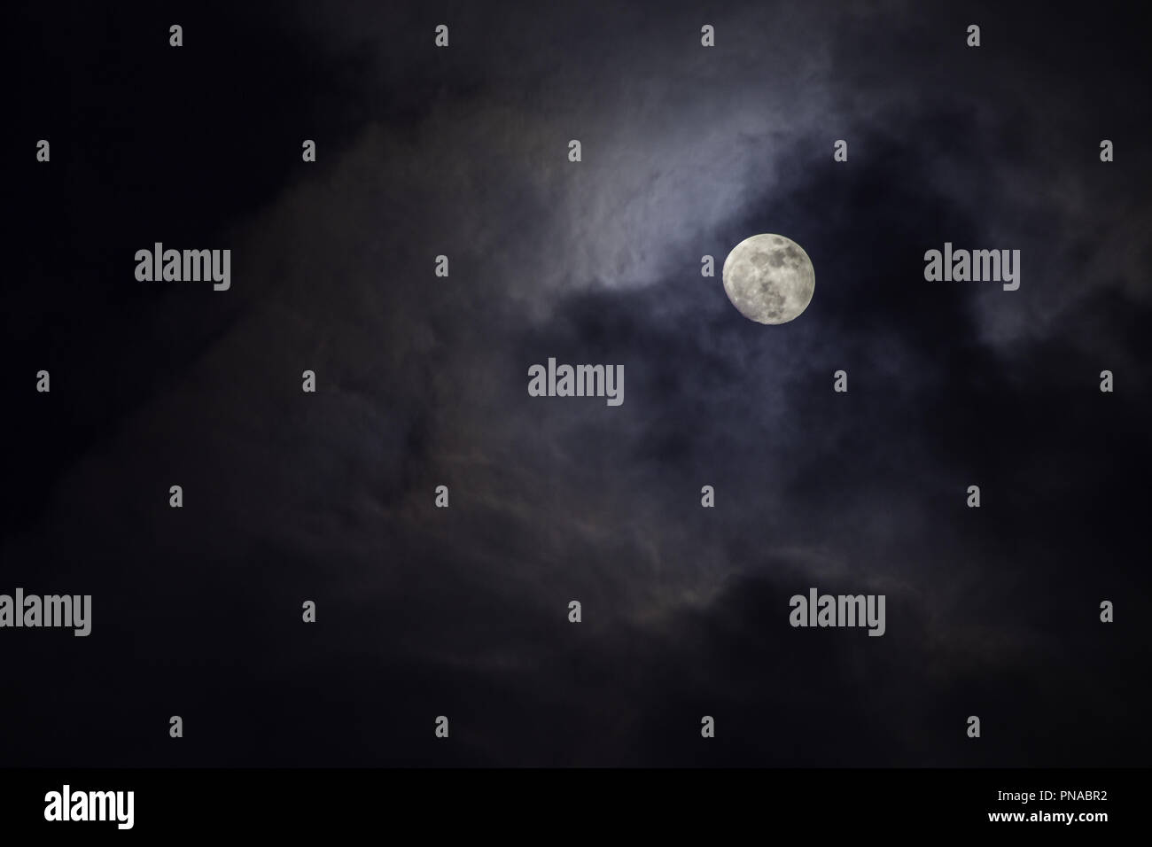 Pleine lune au milieu des nuages Banque D'Images