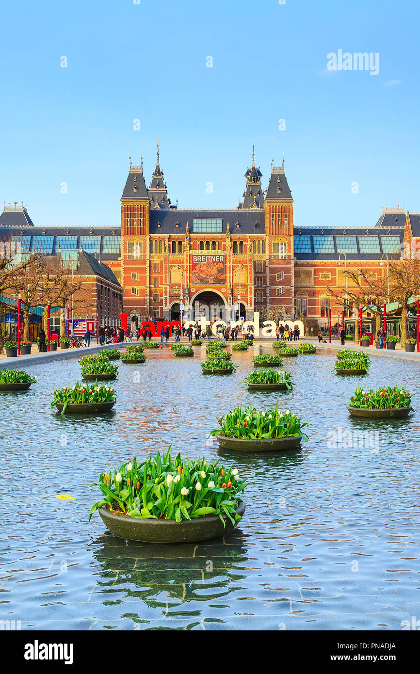 Amsterdam, Pays-Bas - 31 mars 2016 : l'eau et de fleurs, le Rijksmuseum et les gens en face de l'écriture, Amsterdam, Museumplein, Holland Banque D'Images