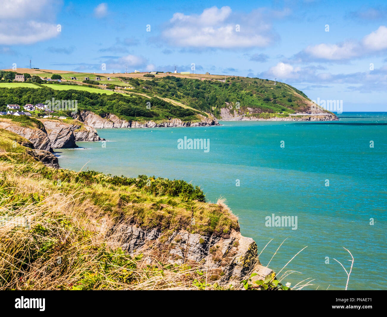 La vue depuis le sentier du littoral en direction de la côte galloise sur Aberporth dans Ceredigion. Banque D'Images