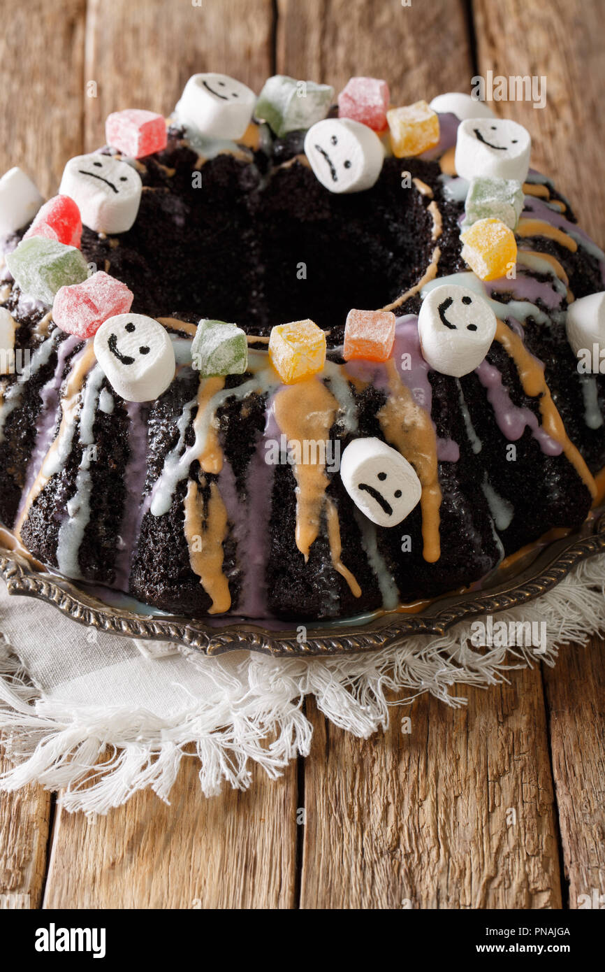 Halloween Gateau Bundt Chocolat Fait Maison Avec Des Fruits Confits Guimauve Et Glacis Colores Sur La Table Verticale Photo Stock Alamy