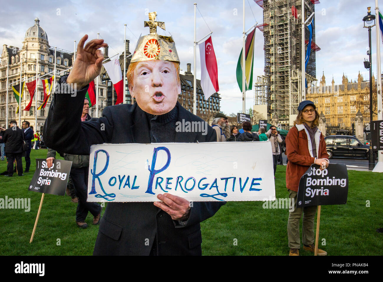 'Stop à la course à la guerre : ne pas bombarder la Syrie' Personnes rassemblement à une manifestation organisée par la Coalition contre la guerre contre les frappes en Syrie. La place du Parlement, Westminster, London, UK. 16 avril 2018. Banque D'Images