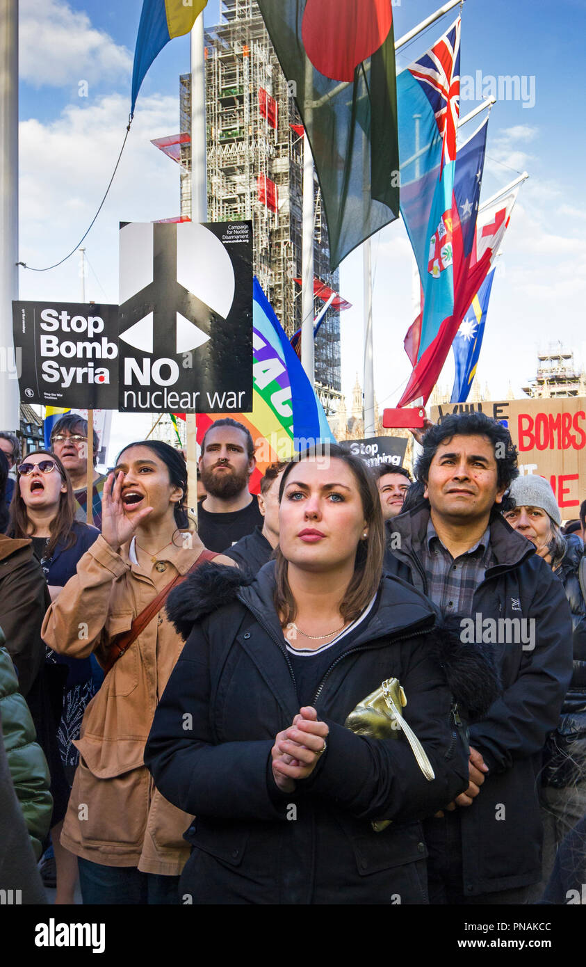 'Stop à la course à la guerre : ne pas bombarder la Syrie' Personnes rassemblement à une manifestation organisée par la Coalition contre la guerre contre les frappes en Syrie. La place du Parlement, Westminster, London, UK. 16 avril 2018. Banque D'Images