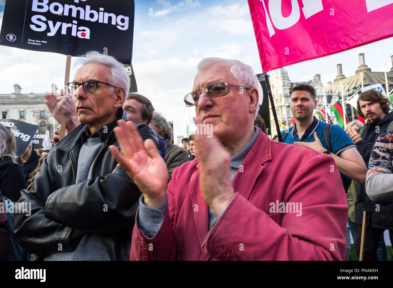 'Stop à la course à la guerre : ne pas bombarder la Syrie' Personnes rassemblement à une manifestation organisée par la Coalition contre la guerre contre les frappes en Syrie. La place du Parlement, Westminster, London, UK. 16 avril 2018. Banque D'Images