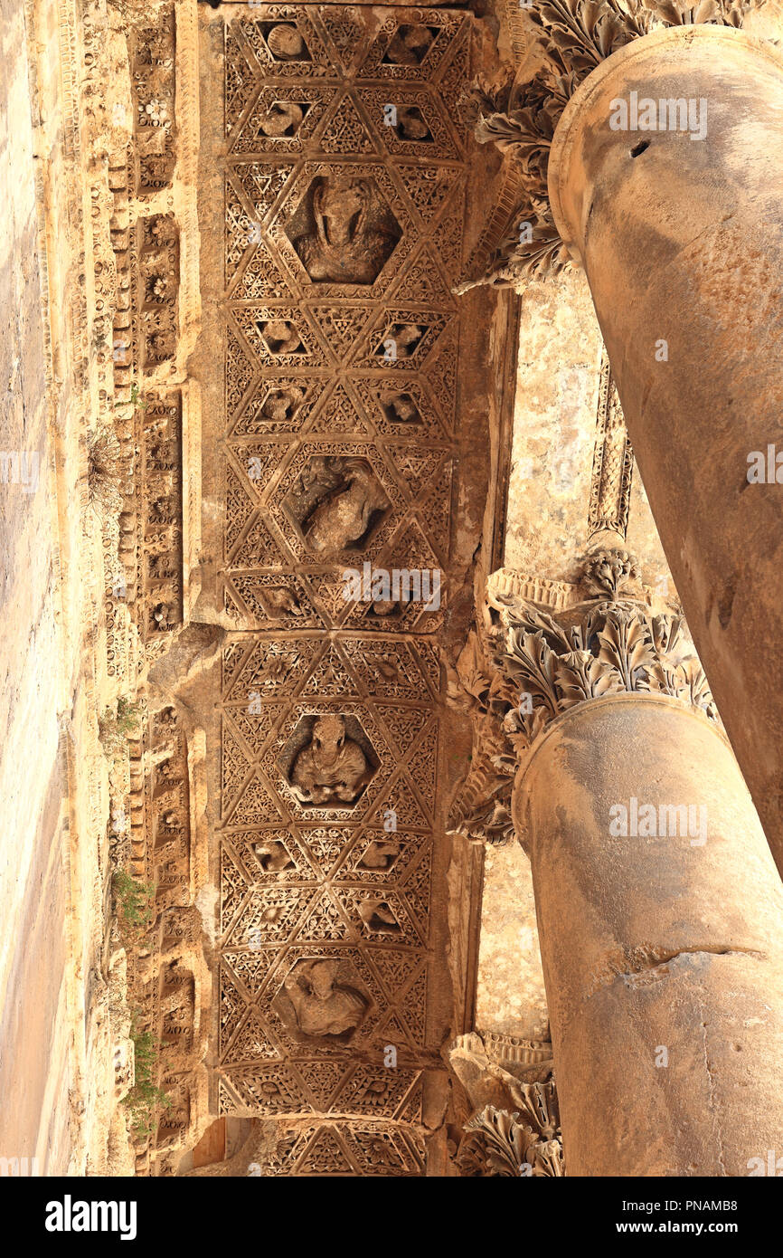 Ruines Romaines de Baalbek, LIBAN - détails des colonnes soutenant le temple romain ceiiling Banque D'Images