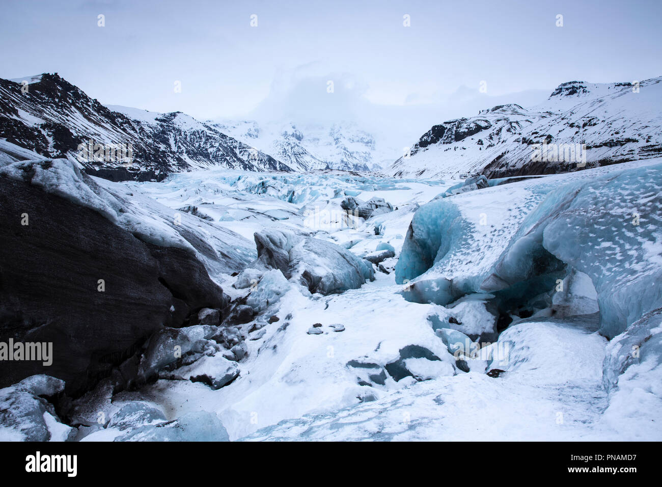 Close up montrant les couches dans des blocs de glace de langues glaciaires du glacier Svinafellsjokull glacier un débouché de Vatnajokull, le sud de l'Islande Banque D'Images