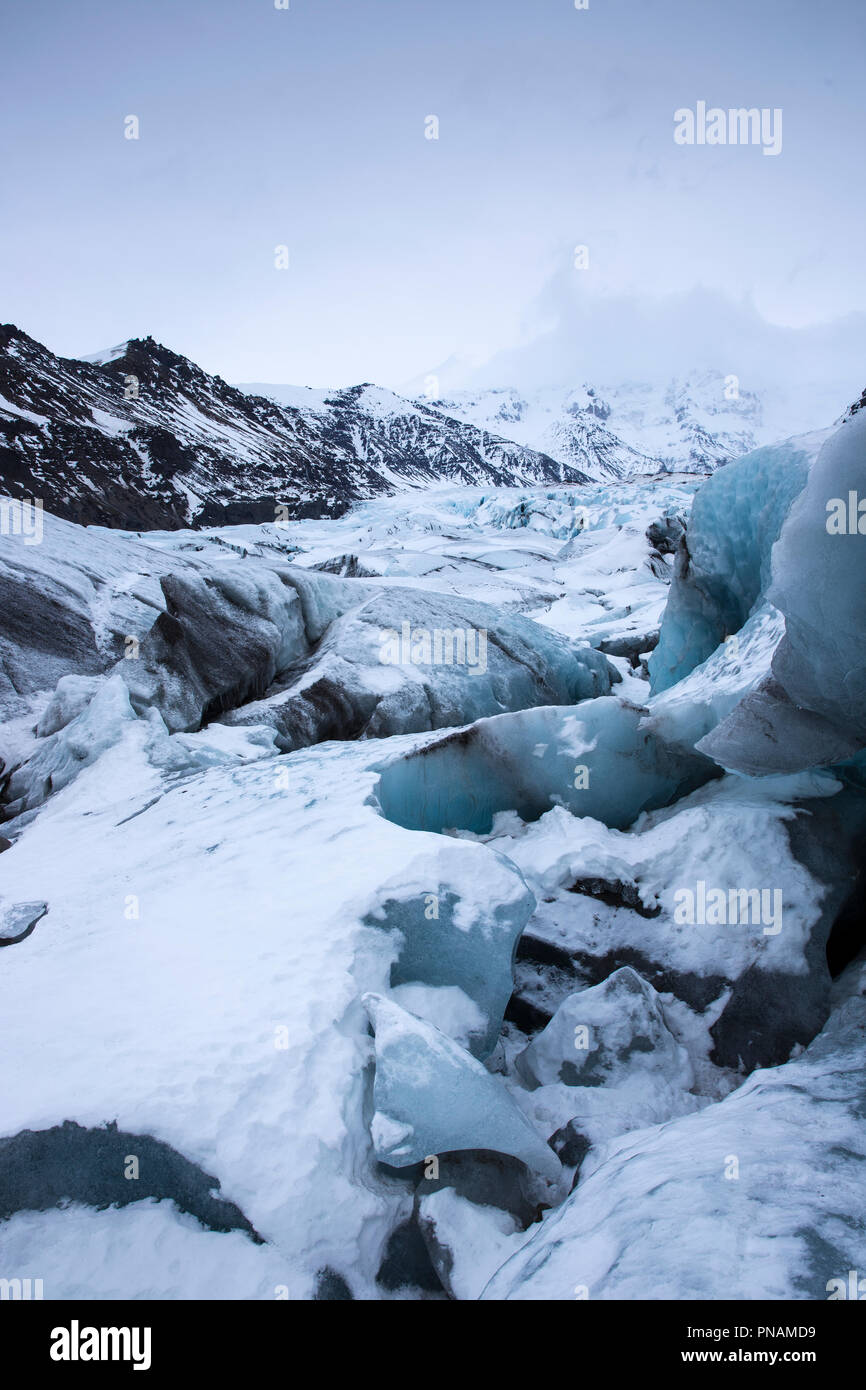 Close up montrant les couches dans des blocs de glace de langues glaciaires du glacier Svinafellsjokull glacier un débouché de Vatnajokull, le sud de l'Islande Banque D'Images