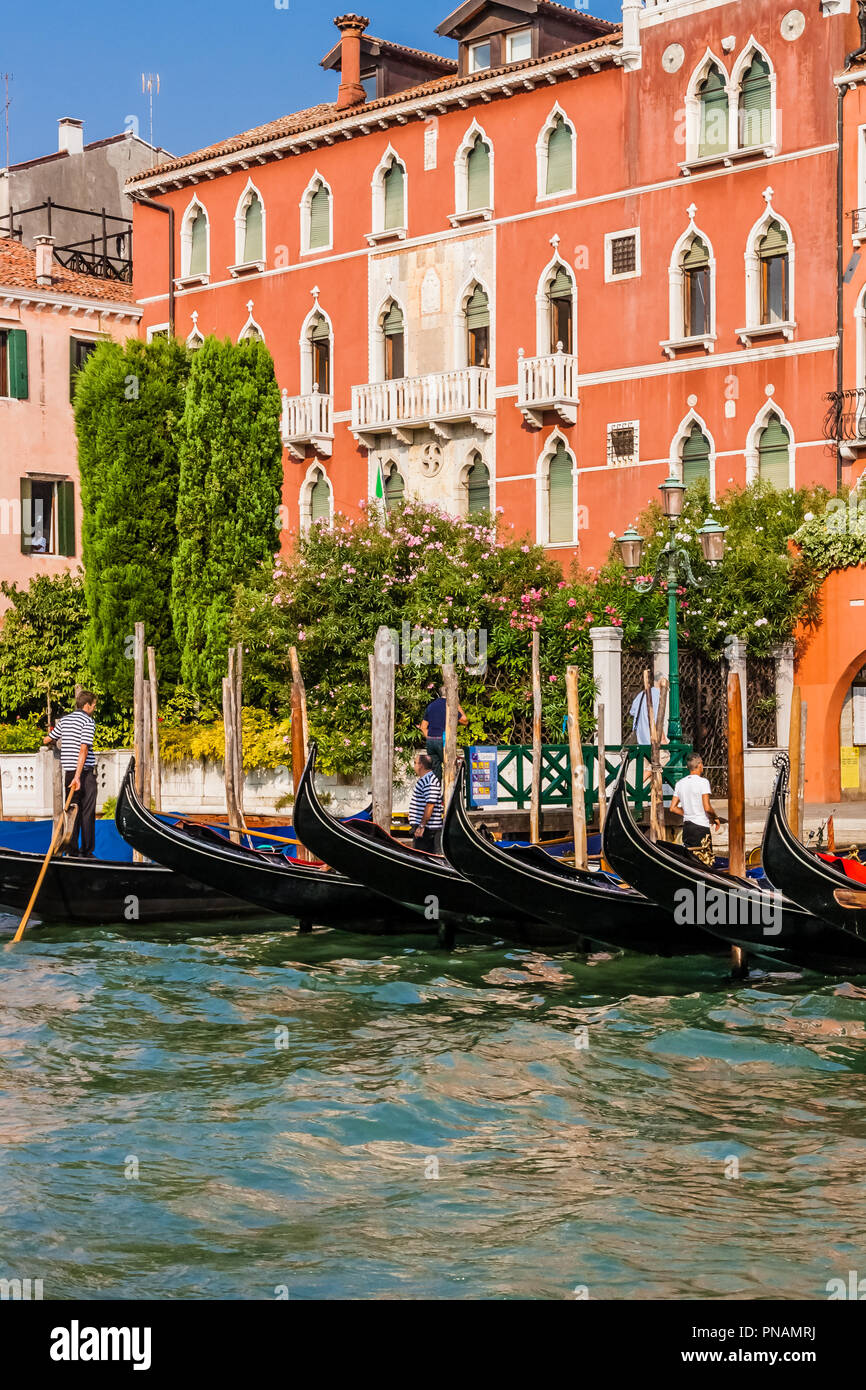 Grand Canal, Venise, Italie montrant gondolas garées en face de bâtiments historiques. Banque D'Images
