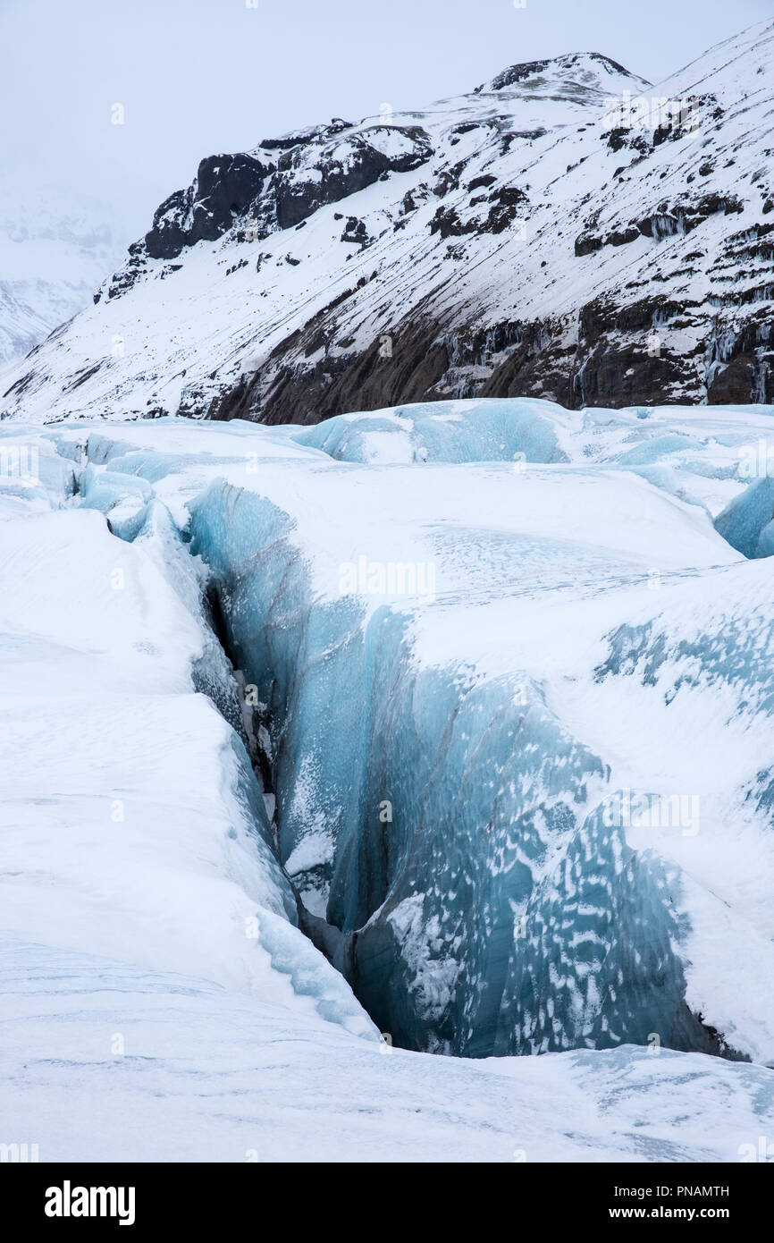 Close up montrant une fracture profonde crevasse dangereuses sur un glacier Svinafellsjokull glacier Vatnajokull, sortie du sud de l'Islande Banque D'Images