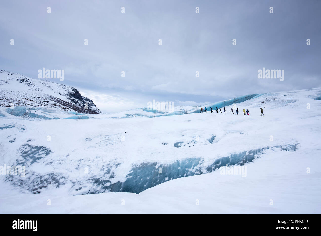 Les touristes portant des vêtements de randonnée glaciaire sur le glacier Svinafellsjokull glacier un débouché de Vatnajokull, le sud de l'Islande Banque D'Images