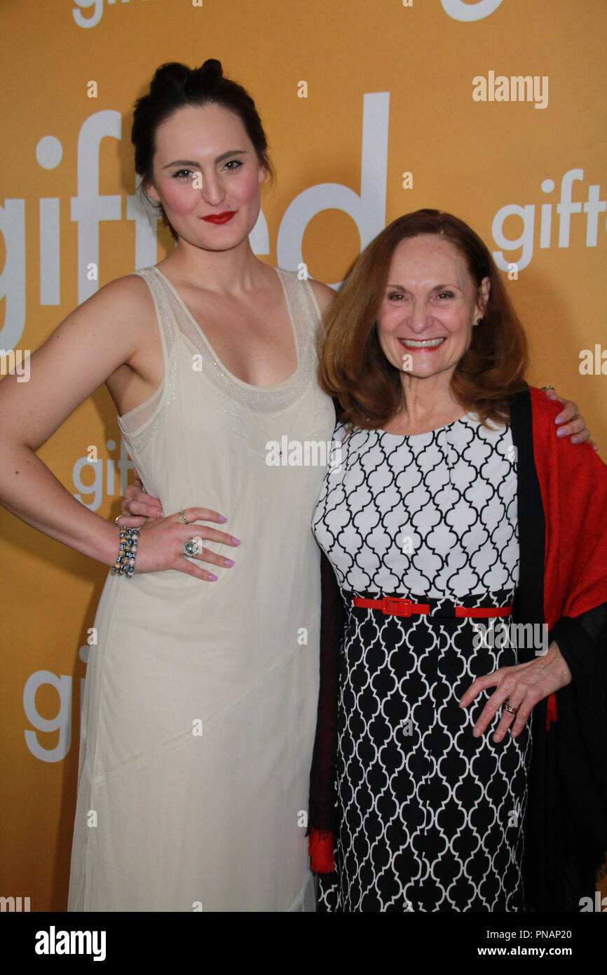 Chieffo, Mary Beth Grant 04/04/2017 Le Los Angeles Premiere de Doué' qui a eu lieu au Pacific Theatres at The Grove à Los Angeles, CA Photo par Izumi Hasegawa / HNW / PictureLux Banque D'Images