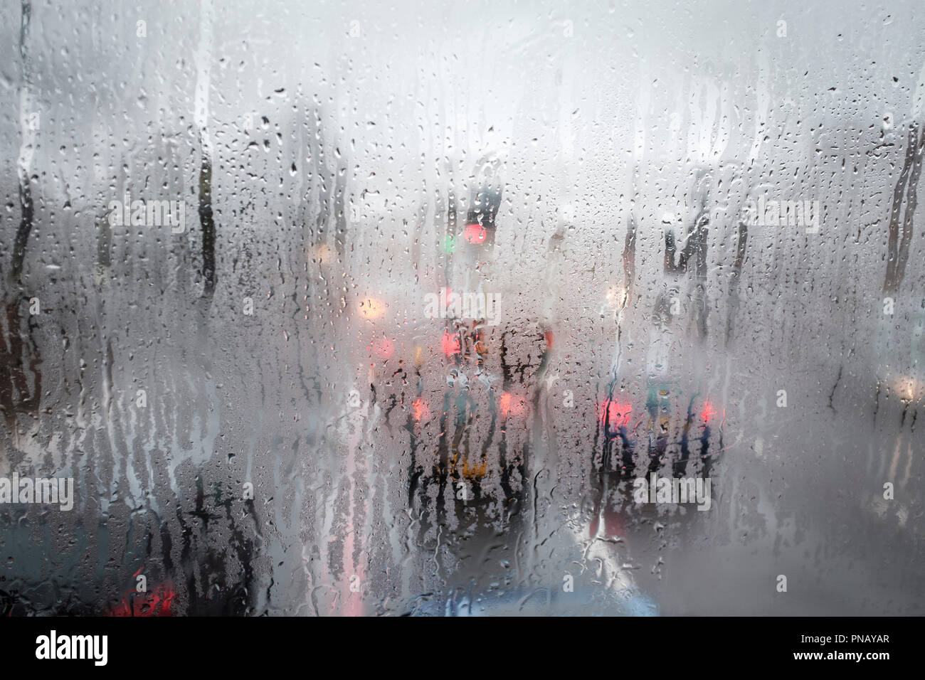 London,UK weather- sur double decker bus-trafic lourd à travers la fenêtre steamy Banque D'Images