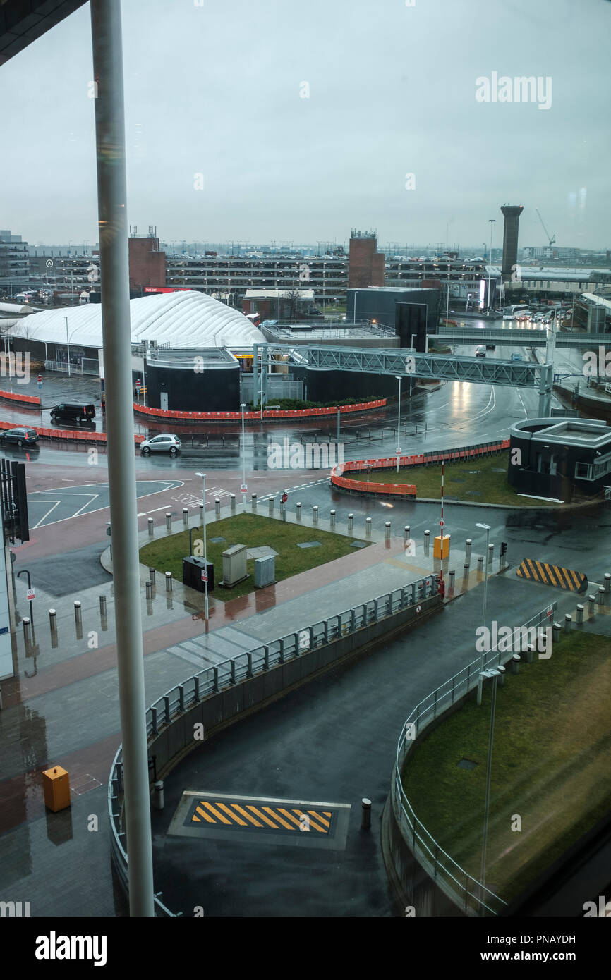 UK,Londres,Heathrow airport-drop-off et un parking long séjour un jour de pluie. Banque D'Images