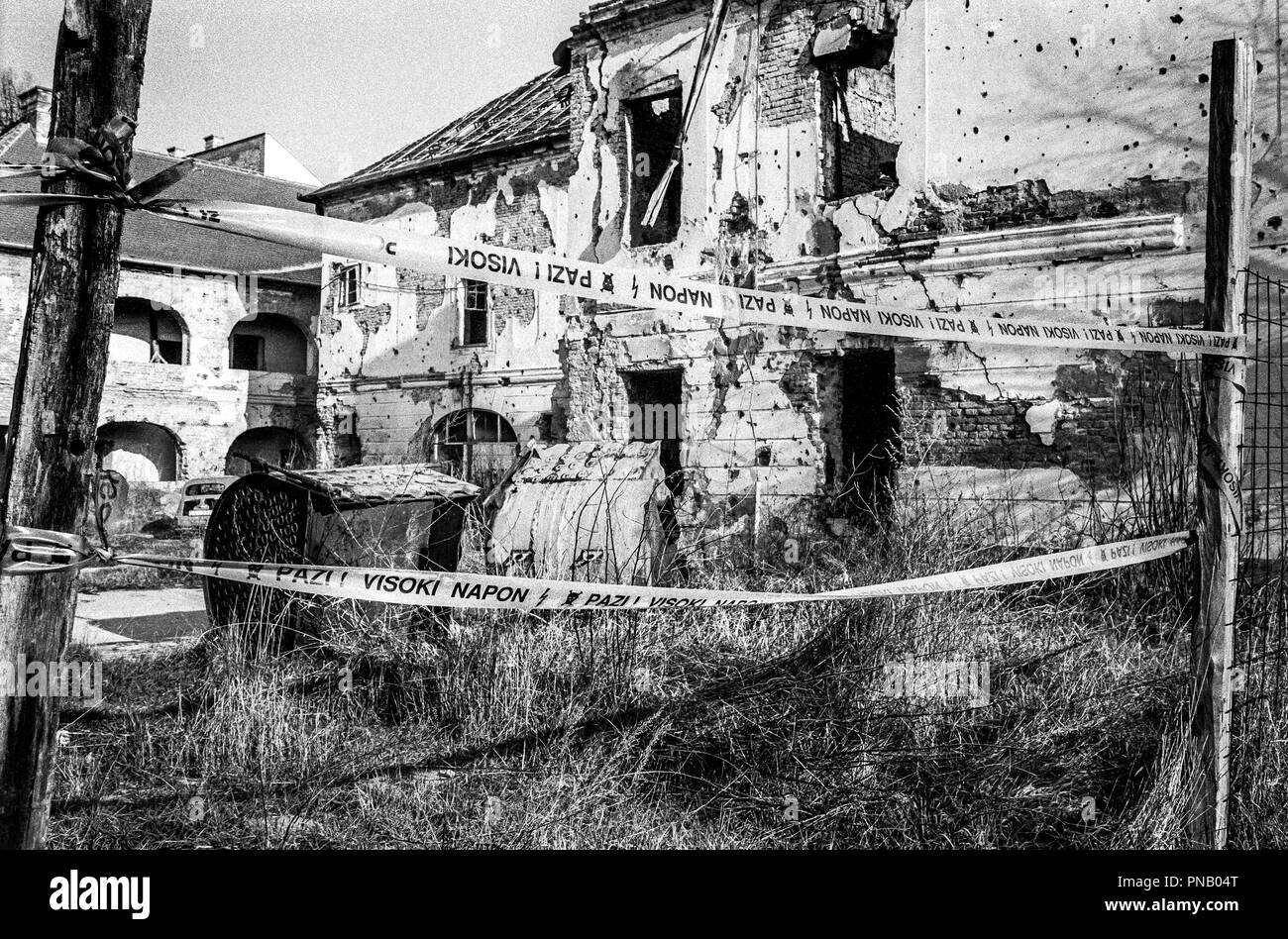 Les mines terrestres ont été largement utilisés pendant la guerre par toutes les parties au conflit : environ 1,5 millions de dollars ont été mis à l'échelle du pays entre 1991-1995. En 1997, plus de 600 000 réfugiés reste en dehors du pays, les mines terrestres ont empêché le retour de nombreux. Il y en aurait encore entre 51 000 et 100 000 310 mines couvrant une superficie de quelque 110 kilomètres carrés de l'ensemble du pays. Au moins 509 personnes ont été tuées et 1 466 blessées par les périphériques en Croatie depuis la fin de la guerre. On espère qu'en 2019 tous les terrains minés seront effacées. Banque D'Images