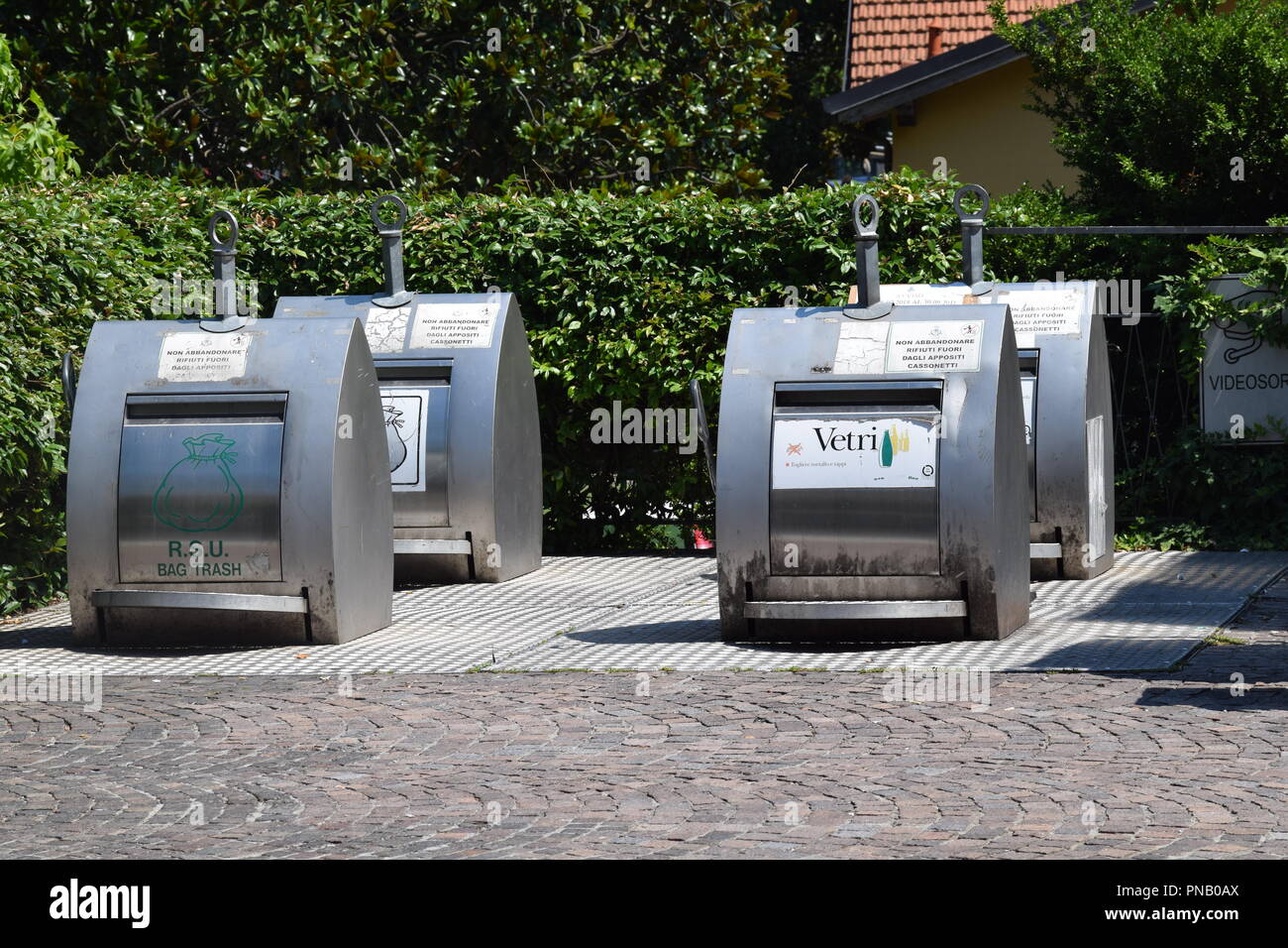 Les bacs de recyclage à Menaggio, Como, Italie Banque D'Images