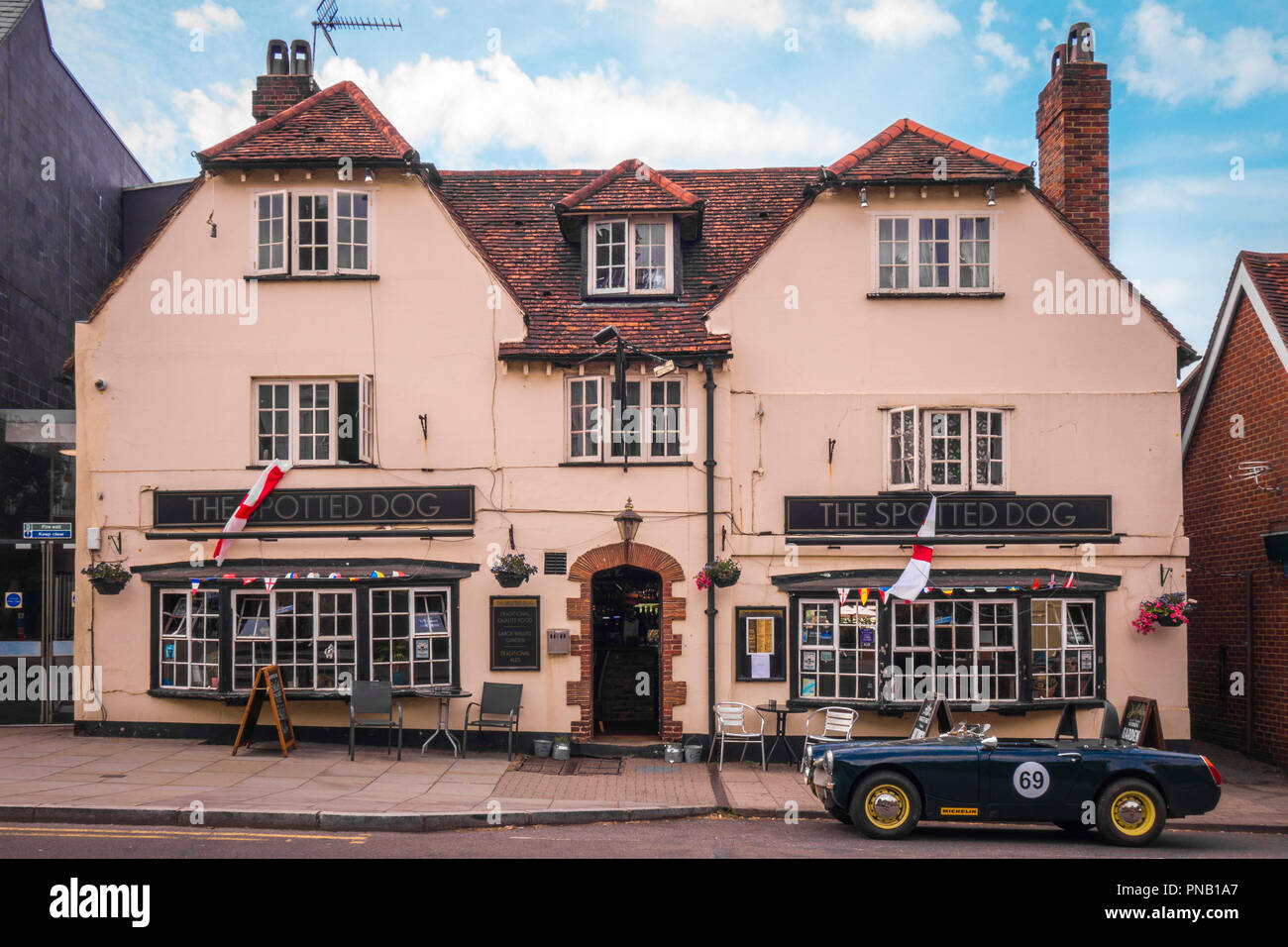 Dorking, Surrey, UK- un pub sur la rue principale Banque D'Images