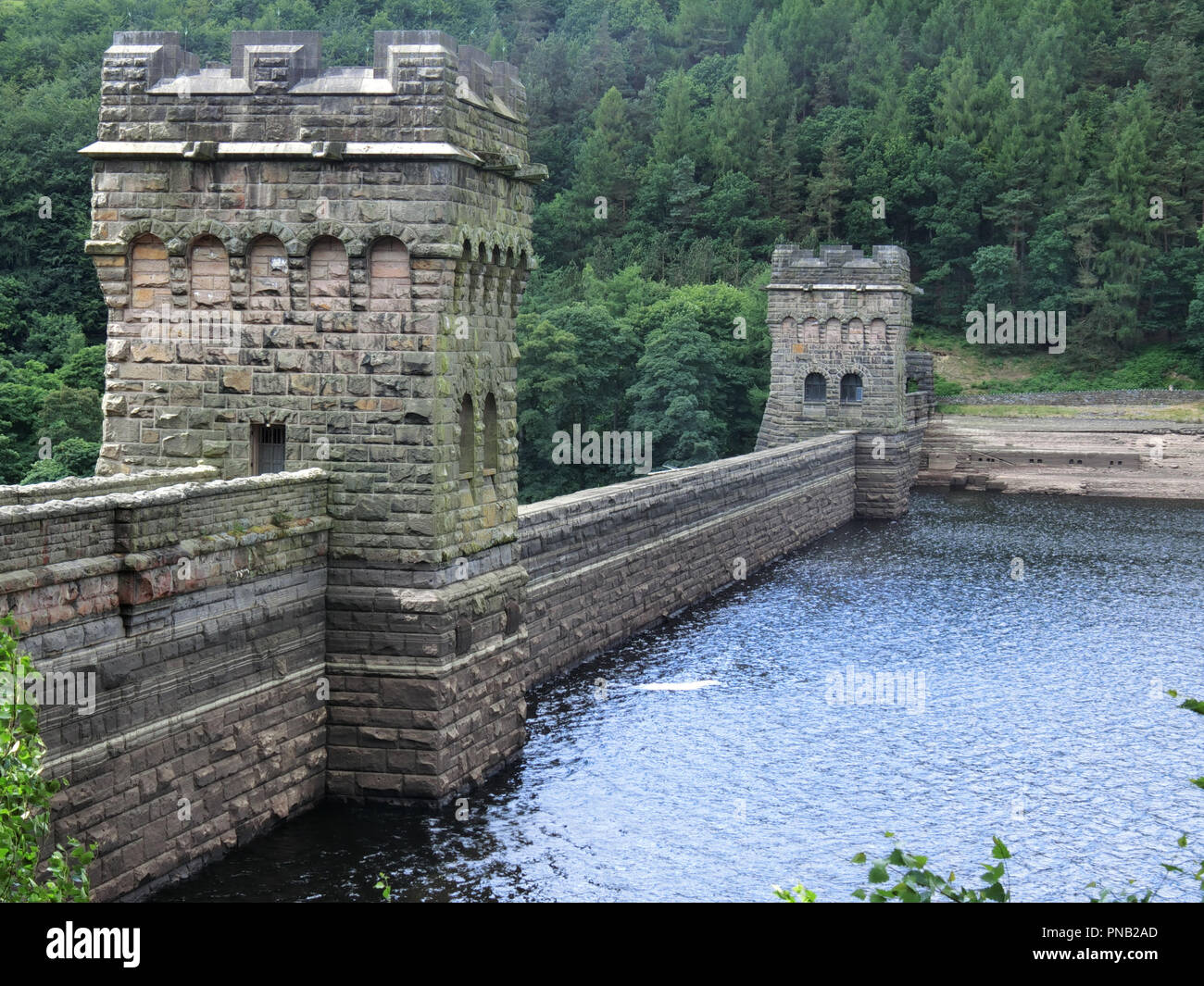 Mur de barrage de Howden Howden, réservoir, la Vallée de Derwent, parc national de Peak District, Derbyshire, Angleterre, Royaume-Uni en Juin Banque D'Images