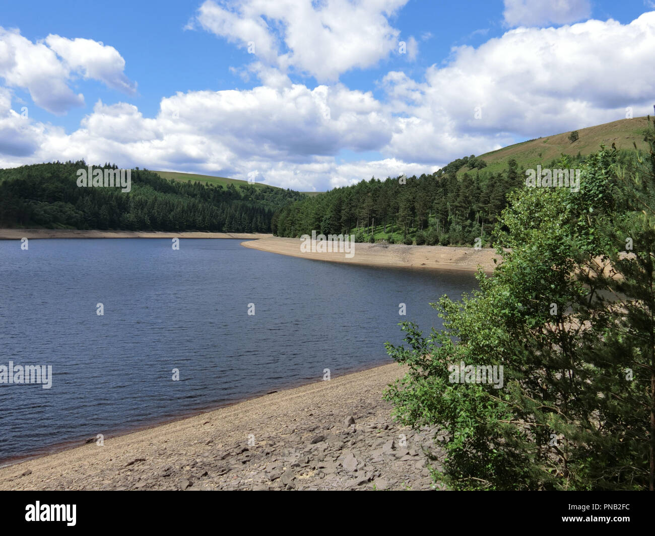 Réservoir de Howden, Upper Derwent Valley, parc national de Peak District, Derbyshire, Angleterre, Royaume-Uni en juin montrant les conditions de sécheresse Banque D'Images