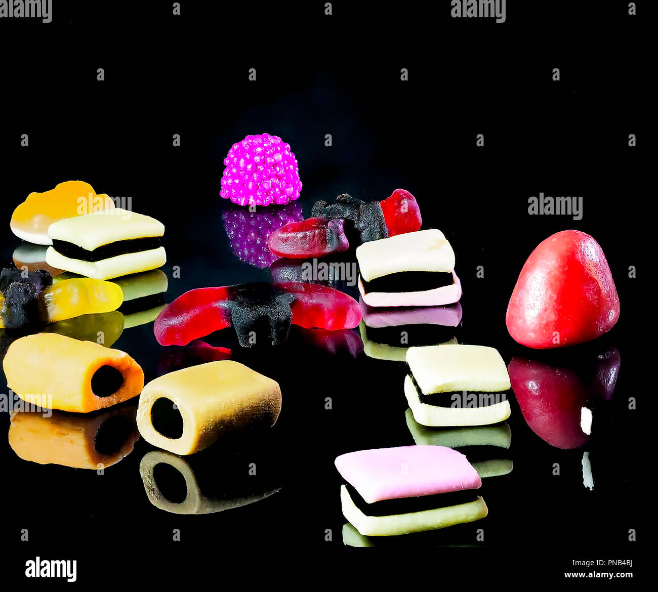 Assortiment de bonbons multicolores libre dans un fond noir. Image Banque D'Images