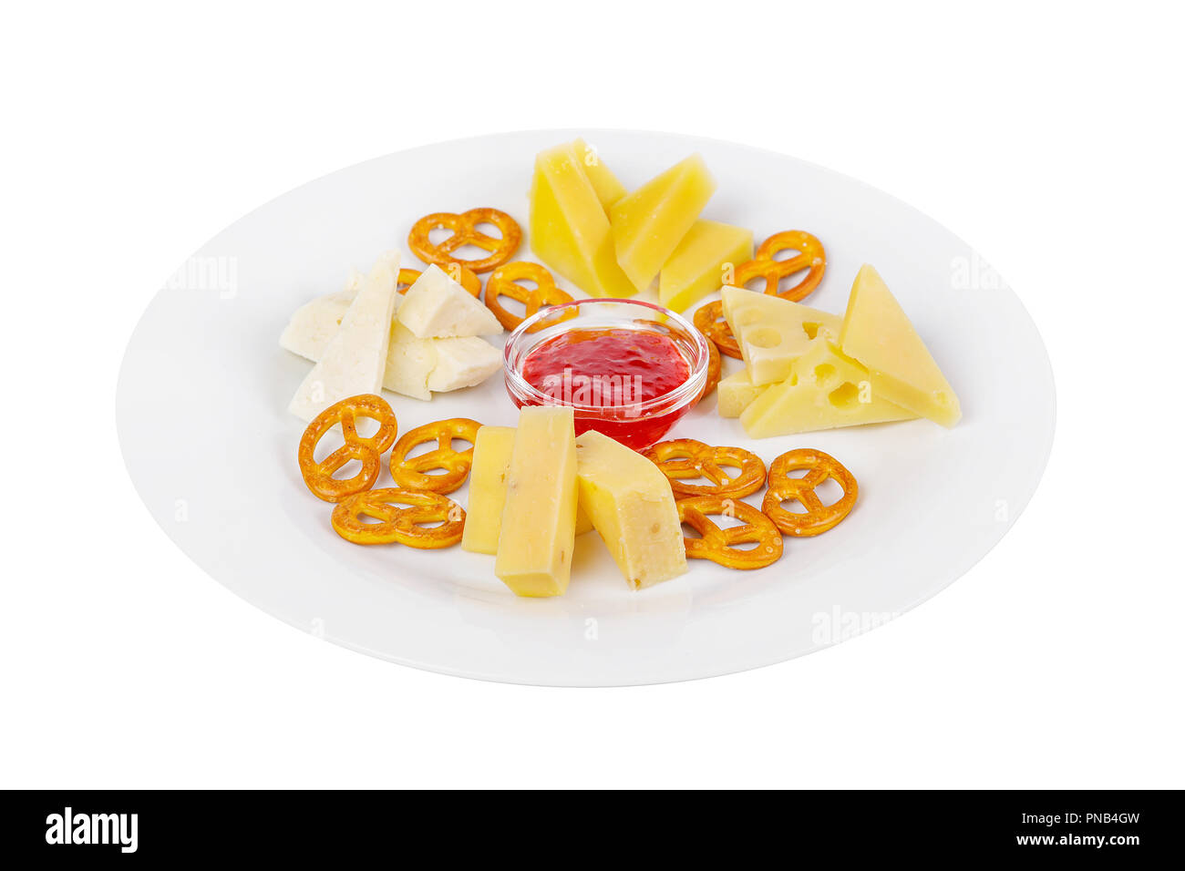 Snack-à du vin, doux, un ensemble de fromages, confitures, biscuits sucrés, salés, apéritif avant l'alcool, les aliments sur la plaque, l'arrière-plan blanc isolé Vue de côté. Pour th Banque D'Images