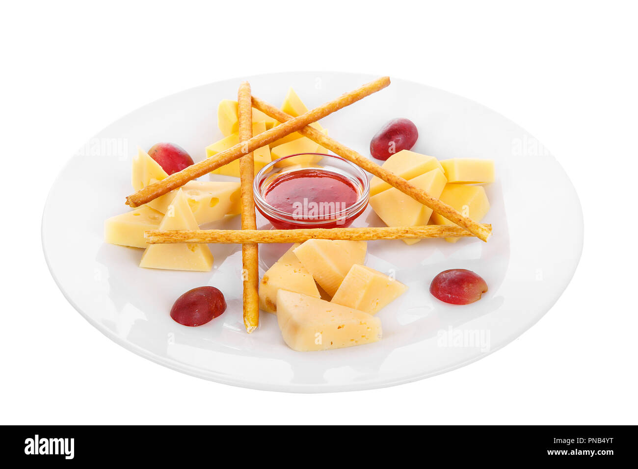 Snack-à du vin, doux, un ensemble de fromages, confiture, pâte sucrée, salée, raisins bâtonnets apéritif avant l'alcool, les aliments sur la plaque, côté blanc fond isolé Banque D'Images