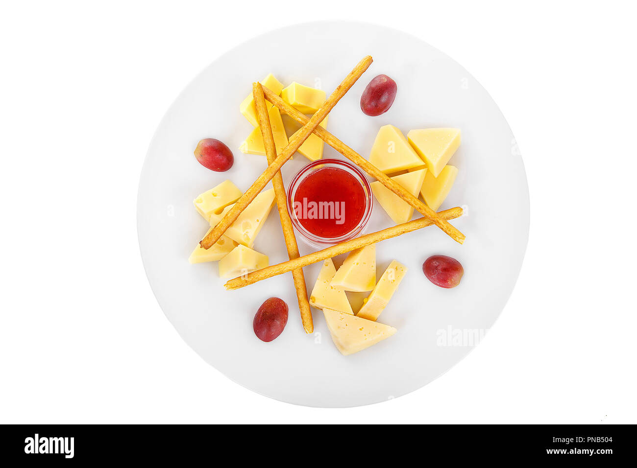 Snack-à du vin, doux, un ensemble de fromages, confiture, sucré, salé, pâte bois, raisin apéritif avant l'alcool, les aliments sur la plaque, l'arrière-plan blanc vue isolés Banque D'Images