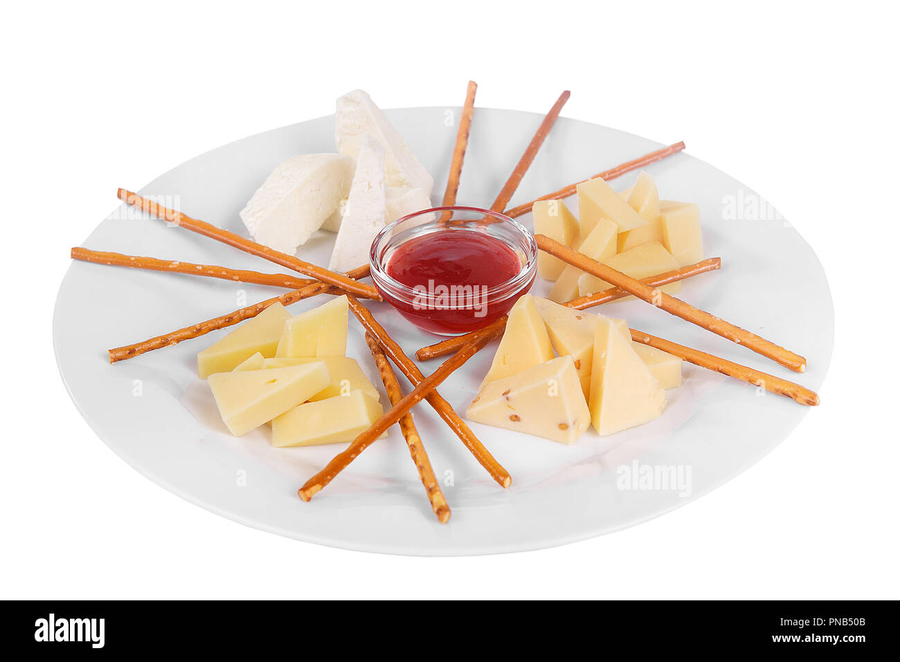 Snack-à du vin, doux, un ensemble de fromages, confitures, biscuits sucrés, salés, des bâtonnets de pâte apéritif avant l'alcool, les aliments sur la plaque, côté blanc fond isolé Banque D'Images